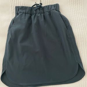 Lululemon womens on the fly skirt 21” curved hem Sz 2